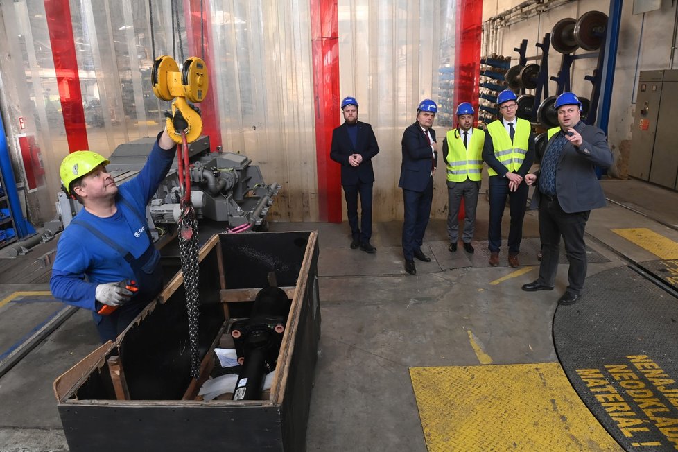 Ministr dopravy Martin Kupka (ODS) před výjezdním zasedáním vlády v Olomouckém kraji navštívil firmu Škoda Pars Šumperk.