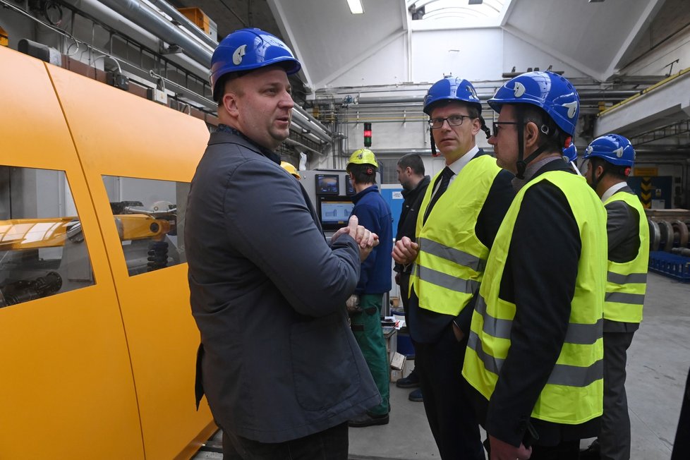 Ministr dopravy Martin Kupka (ODS) před výjezdním zasedáním vlády v Olomouckém kraji navštívil firmu Škoda Pars Šumperk
