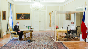 Kandidát na ministra dopravy Martin Kupka (ODS, vlevo) v Lánech u prezidenta Miloše Zemana (6. 12. 2021)