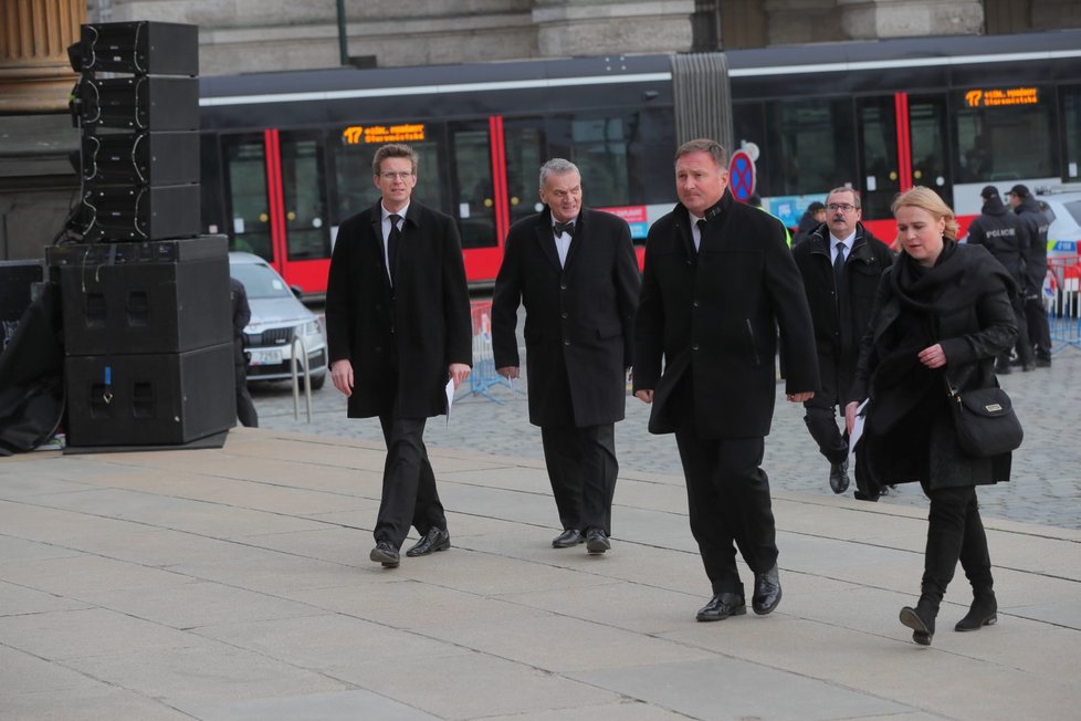 Místopředseda ODS Martin Kupka a bývalý primátor Prahy Bohuslav Svoboda (ODS) před budovou pražského Rudolfina, kde se uskuteční smuteční akce k uctění památky zesnulého šéfa Senátu Jaroslava Kubery (3. 2. 2020)