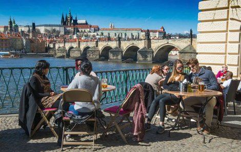 Teplo otevřelo zahrádky po celé Praze.