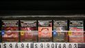 Kuřáci v Austrálii si ode dneška musejí začít zvykat na nové obaly cigaretových krabiček, na kterých jsou namísto značek výrobců k vidění grafická varování a odpudivé obrázky zdravotních následků závislosti na nikotinu. (Foto Profimedia)