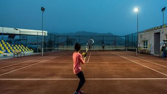 Pozoruhodné obrázky: Nedaleko Mosulu, dobývané bašty Islámského státu v Iráku, hrají děvčata tenis