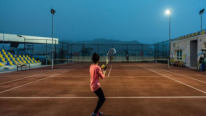 Kurdská děvčata trénují tenis jen 90 kilometrů od bojů v Mosulu.