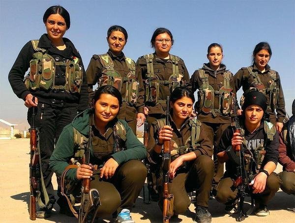 Součástí kurdských jednotek, které bojují proti džihádistům, jsou i ženy