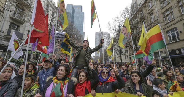Masivní protest Kurdů ve Frankfurtu. „Máte dvojí metr,“ zlobí se Turci na Němce