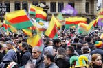 Kurdové demonstrovali ve Frankfurtu při příležitosti tradiční oslavy jarní rovnodennosti.