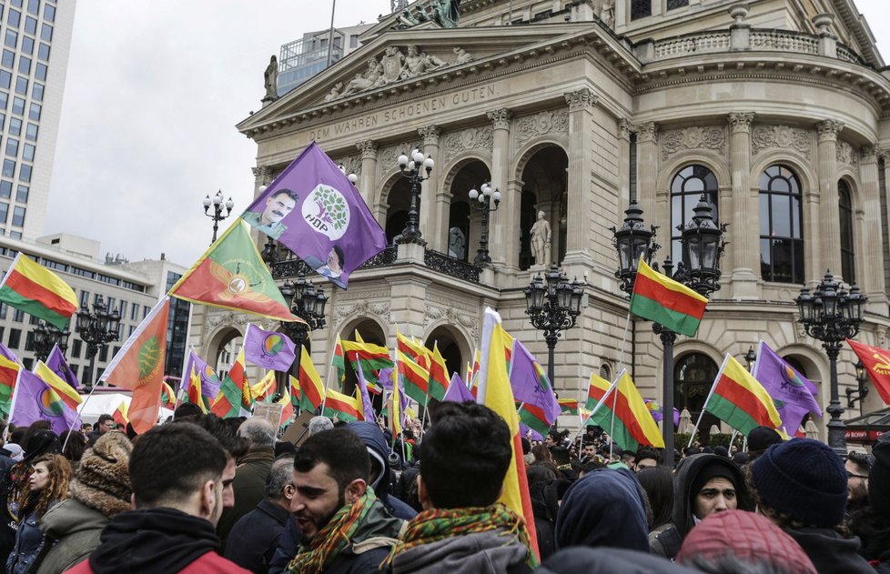 Kurdové demonstrovali ve Frankfurtu při příležitosti tradiční oslavy jarní rovnodennosti.