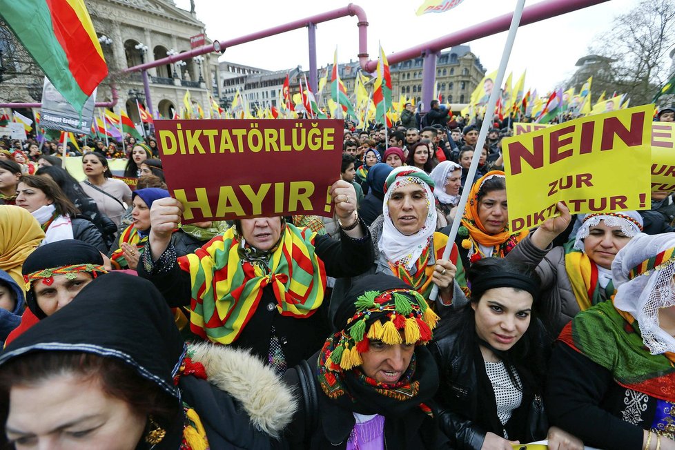 Kurdové demonstrovali ve Frankfurtu při příležitosti tradiční oslavy jarní rovnodennosti.