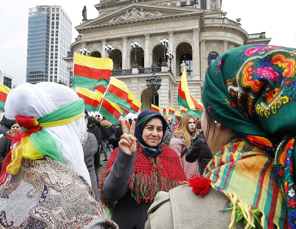 Kurdové demonstrovali ve Frankfurtu při příležitosti tradiční oslavy jarní rovnodennosti.