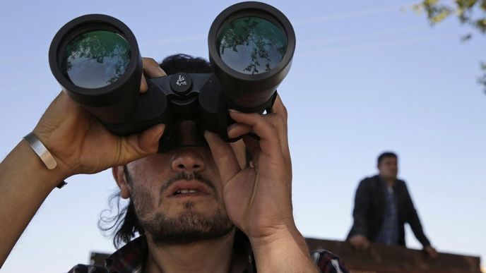 Kurdové hlídkující u turecko-syrských hranic nedaleko Kobani