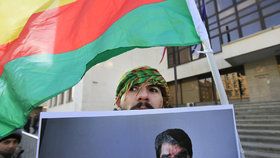 Demonstrace podporovatelů kurdského politika Sáliha Muslima před soudem v Praze