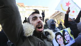 Demonstrace podporovatelů kurdského politika Sáliha Muslima před soudem v Praze.