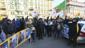 Demonstrace podporovatelů kurdského politika Sáliha Muslima před soudem v Praze.