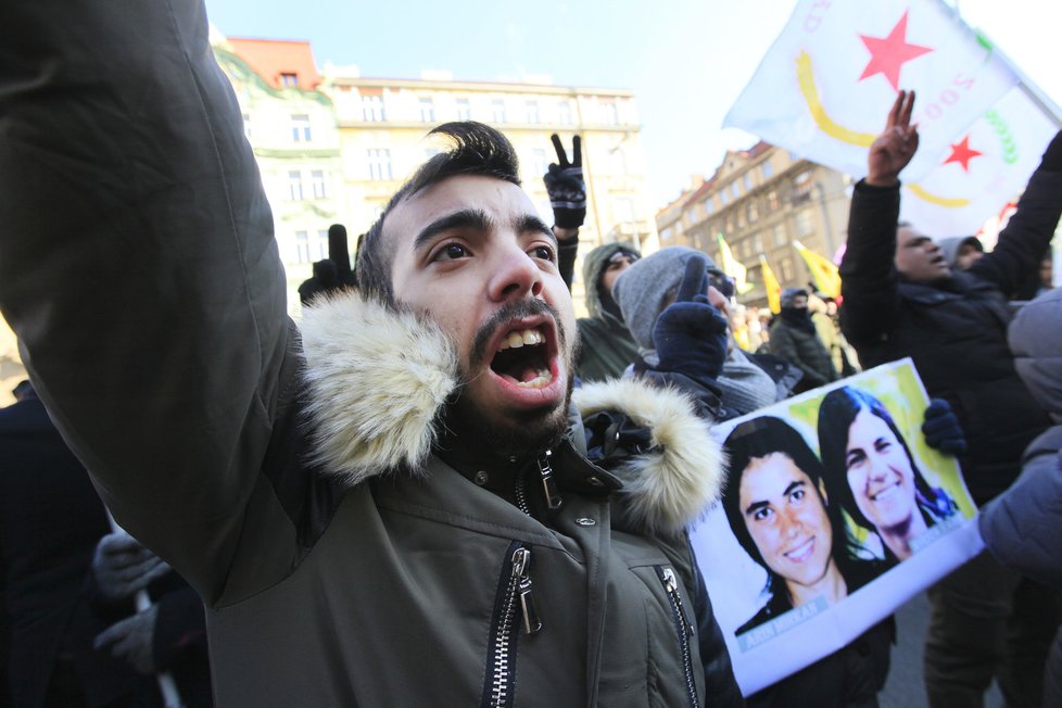 Demonstrace podporovatelů kurdského politika Sáliha Muslima před soudem v Praze