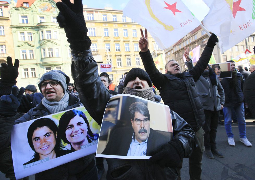 Demonstrace podporovatelů kurdského politika Sáliha Muslima před soudem v Praze.