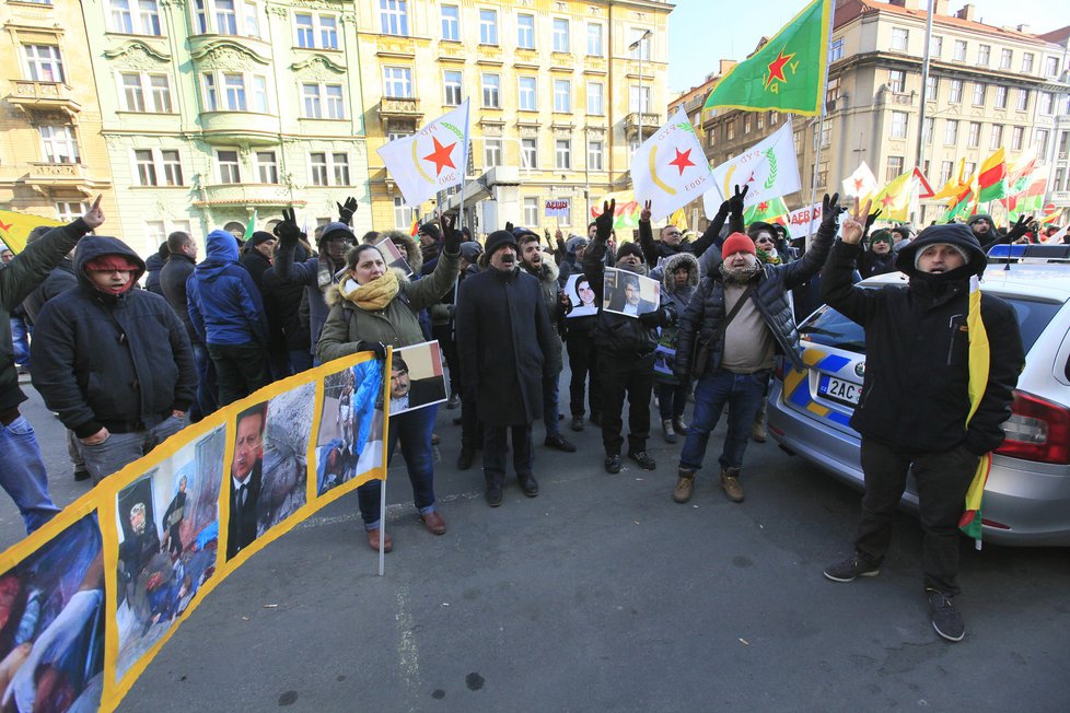 Demonstrace podporovatelů kurdského politika Sáliha Muslima před soudem v Praze.