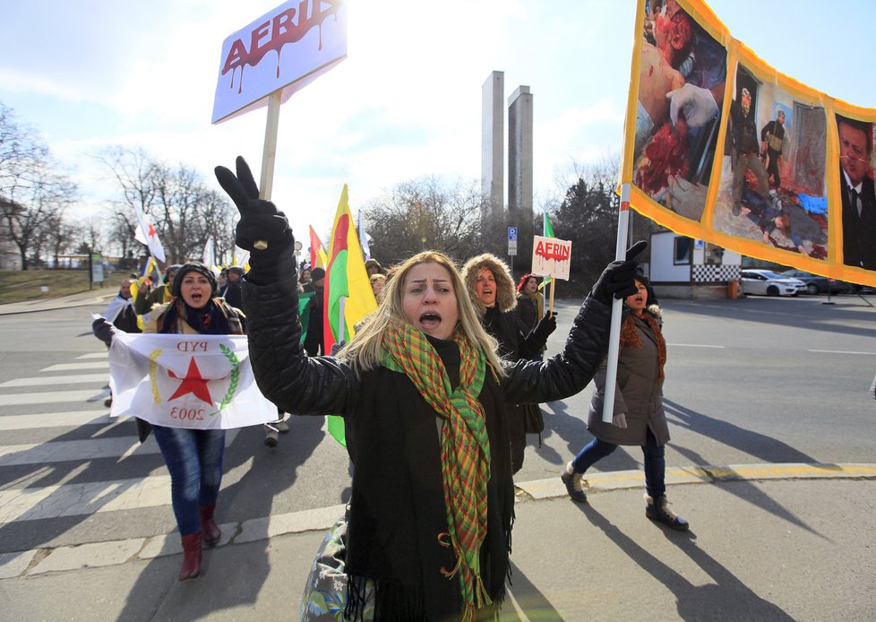 Demonstrace podporovatelů kurdského politika Sáliha Muslima před soudem v Praze