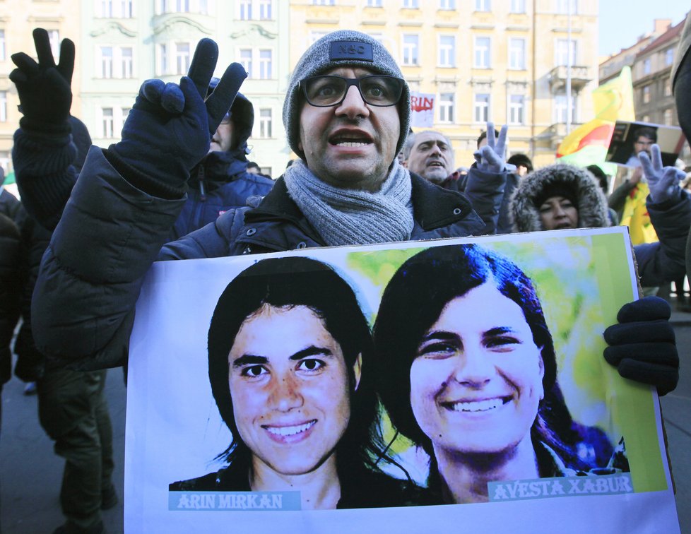 Demonstrace podporovatelů kurdského politika Sáliha Muslima před soudem v Praze