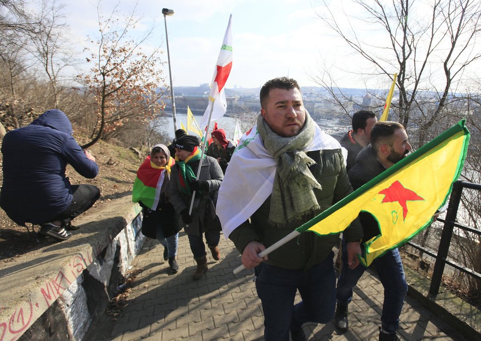 Demonstrace podporovatelů kurdského politika Sáliha Muslima před soudem v Praze