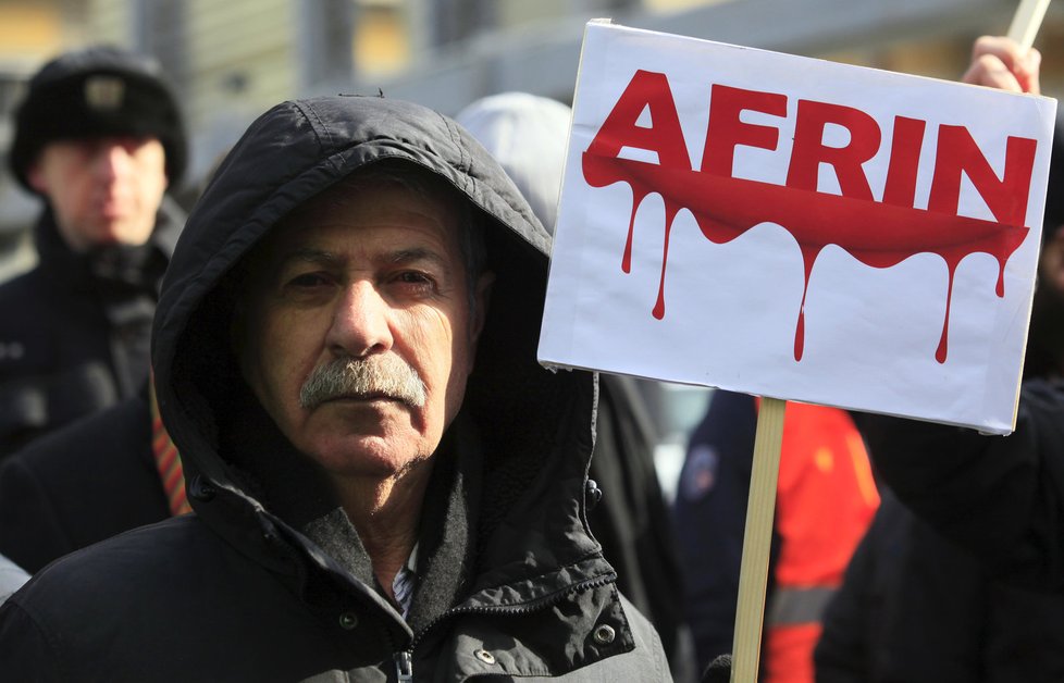 Demonstrace podporovatelů kurdského politika Sáliha Muslima před soudem v Praze.