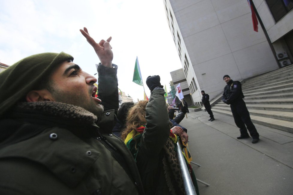 Demonstrace podporovatelů kurdského politika Sáliha Muslima před soudem v Praze.