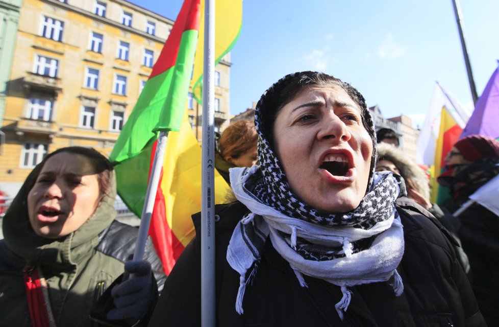 Demonstrace podporovatelů kurdského politika Sáliha Muslima před soudem v Praze.