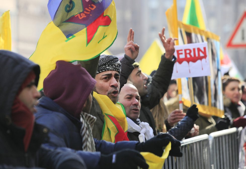 Demonstrace podporovatelů kurdského politika Sáliha Muslima před soudem v Praze.