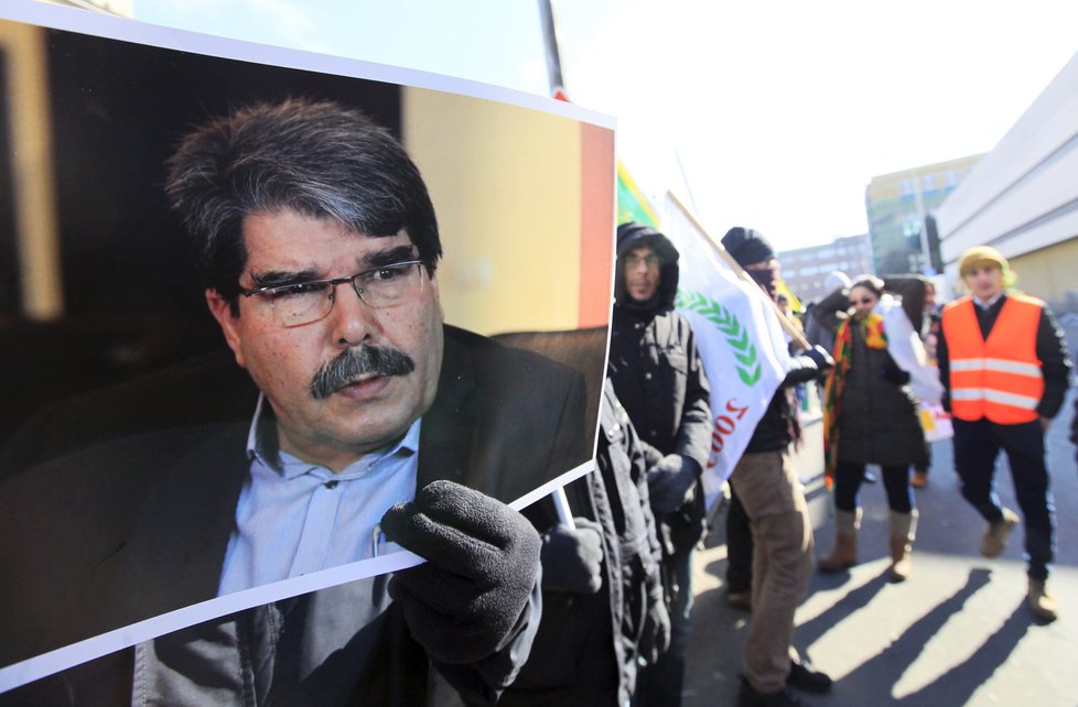Demonstrace podporovatelů kurdského politika Sáliha Muslima před soudem v Praze