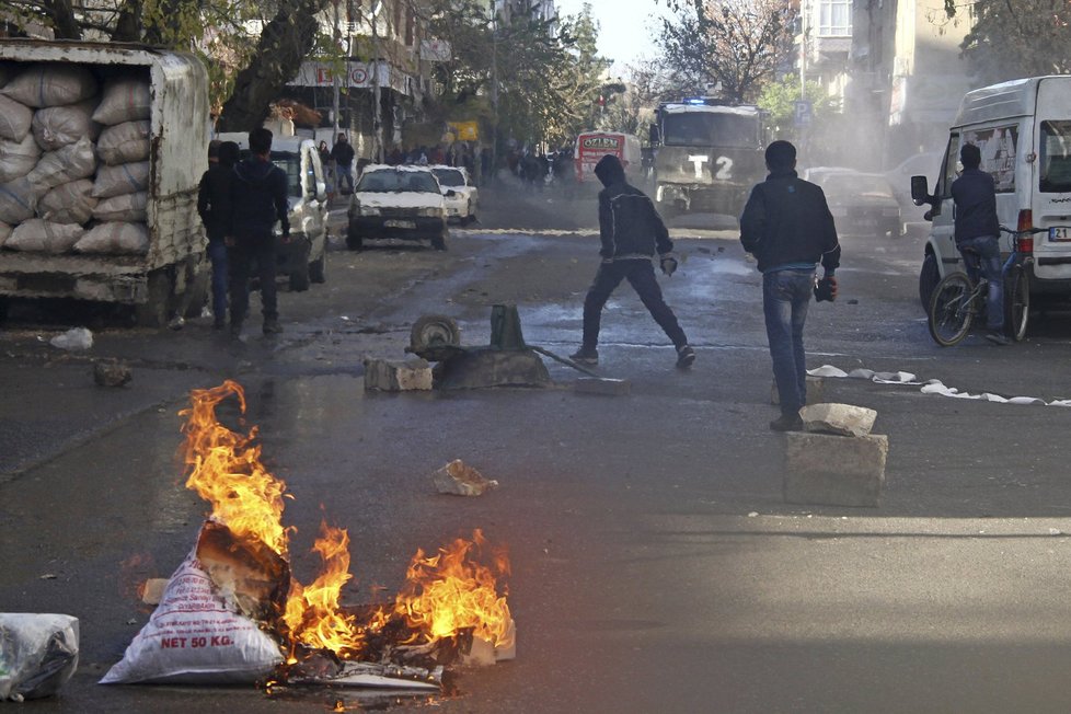 Protesty Kurdů proti oficiální turecké politice