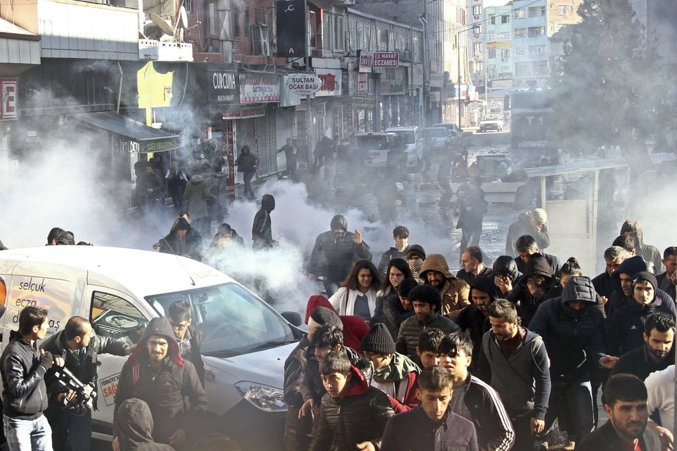 Protesty Kurdů proti oficiální turecké politice