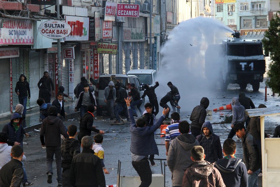 Protesty Kurdů proti oficiální turecké politice