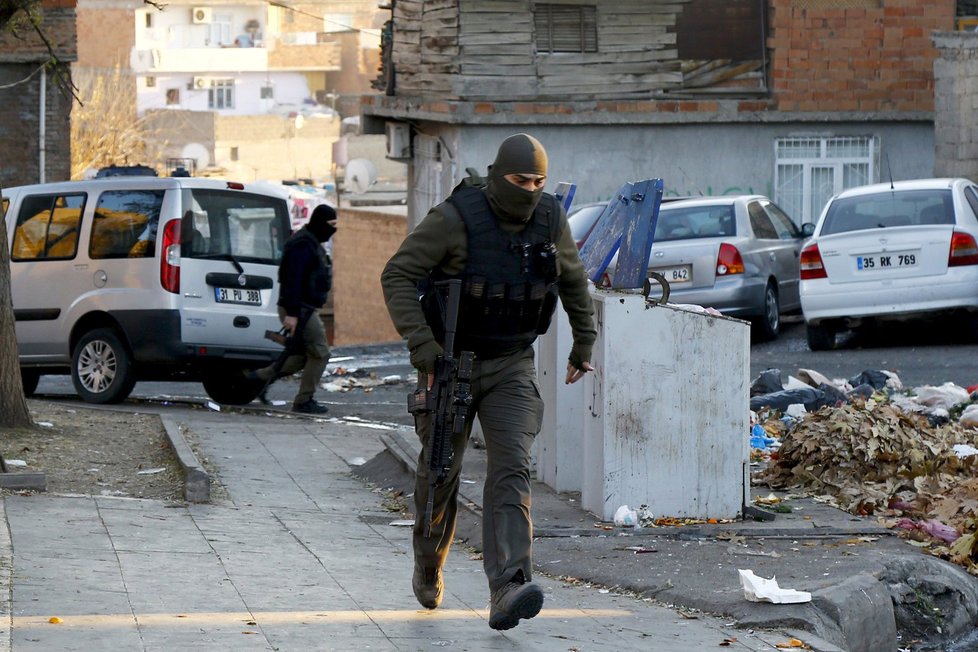 Člen tureckých speciálních sil v městě Diyarbakir, kde došlo na střety s kurdskými protestujícími.