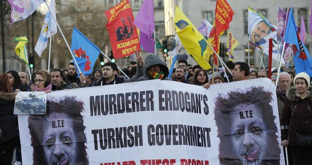 Zvěrstvo turecké armády? Zaživa upálila 150 Kurdů, tvrdí poslankyně