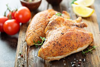 Jak připravit ta nejlepší šťavnatá kuřecí prsíčka? Vyzkoušejte recept podle Koko