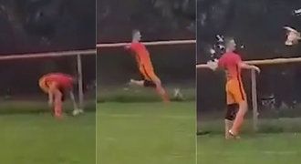Šílené video: Bestiální fotbalista zabil kuře přímo na hřišti. Dostal červenou!