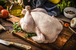 Jak zpracovat celé kuře? Využijte ho na polévku, hlavní jídlo i salát 