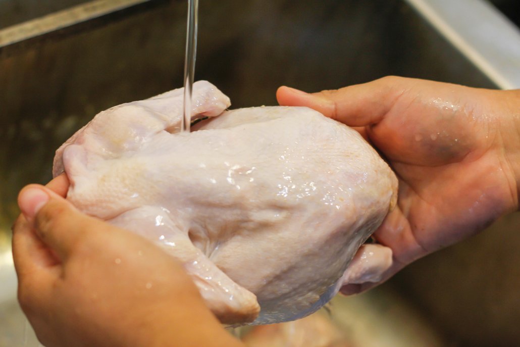 Kuřecí maso by se nemělo oplachovat, zbytečně se tím kolem šíří bakterie.