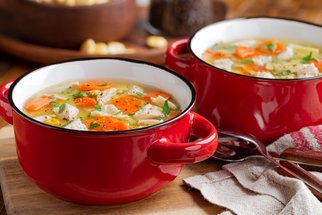 Výtečné polévky k obědu i večeři: Inspirujte se recepty, které zahřejí na těle i na duši  