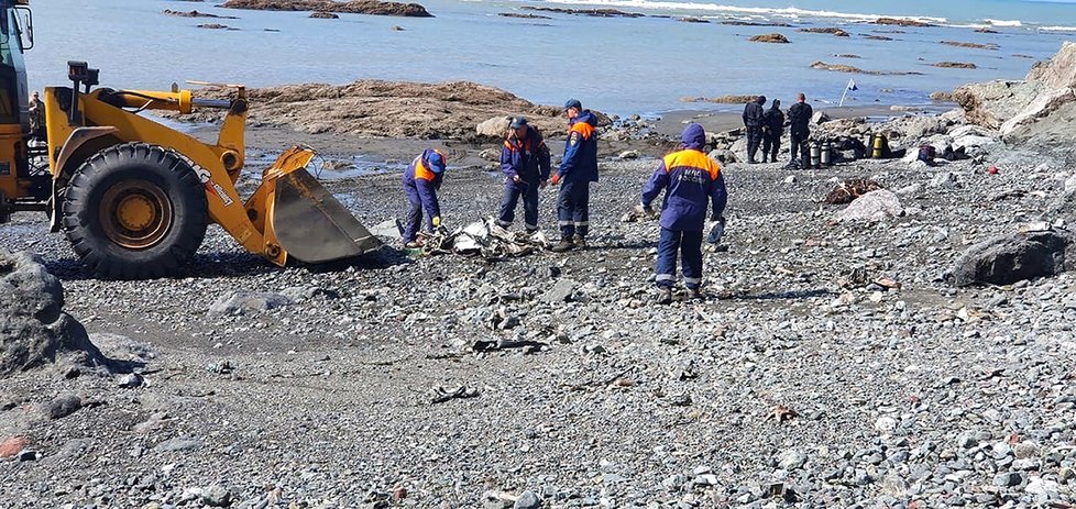 Na Kamčatce u Kurilského jezera spadl vrtulník se členy posádky a třinácti cestujícími. (12.8.2021.)