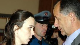 Obžalovaná Kateřina Mauerová se radí s obhájcem Pavlem Holubem