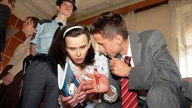 Kateřina Mauerová se radí před dnešním soudem s obhájcem Liborem Hlaváčem.