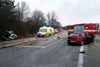 Vážná nehoda na Brněnsku: Síla nárazu zranila čtyři lidi a katapultovala motor z auta