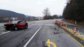 Vážná nehoda na Brněnsku: Síla nárazu zranila čtyři lidi a katapultovala motor z auta.