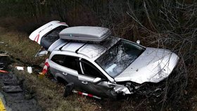 Vážná nehoda na Brněnsku: Síla nárazu zranila čtyři lidi a katapultovala motor z auta.