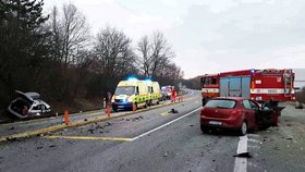 Vážná nehoda na Brněnsku: Síla nárazu zranila čtyři lidi a katapultovala motor z auta.