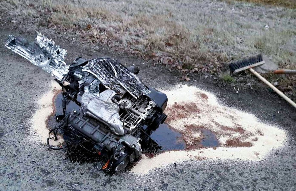 Vážná nehoda na Brněnsku: Síla nárazu zranila čtyři lidi a katapultovala motor z auta.