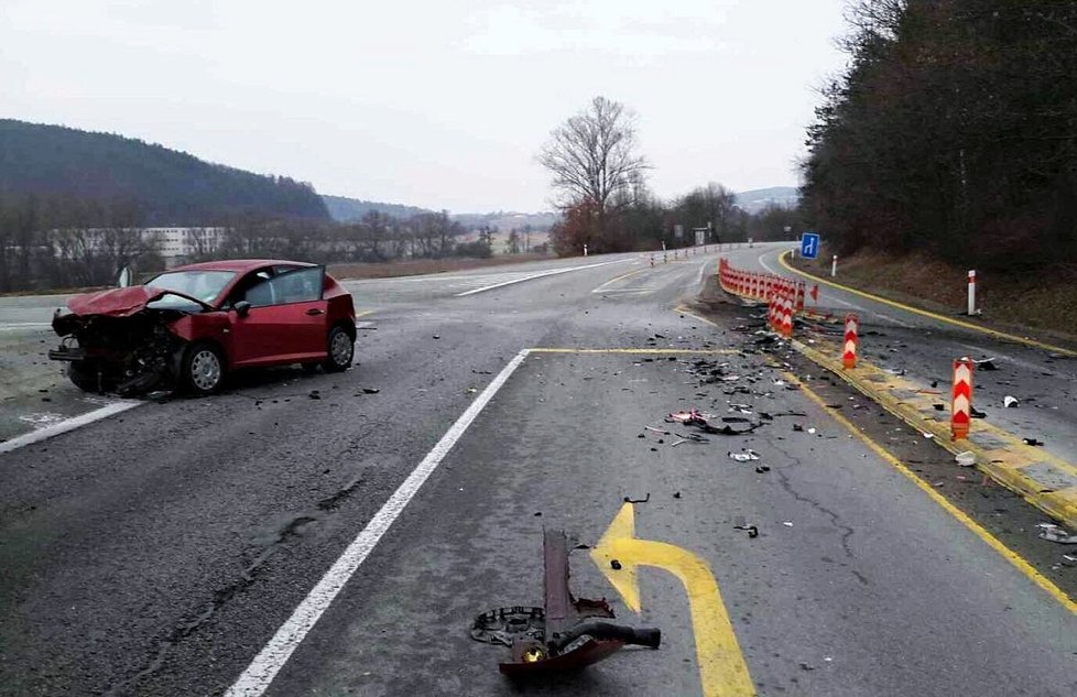 Vážná nehoda na Brněnsku: Síla nárazu zranila čtyři lidi a katapultovala motor z auta.