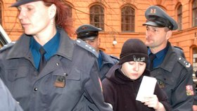 Barbora Škrlová v doprovodu policistů