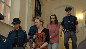 Klára a Kateřina Mauerovy u soudu
